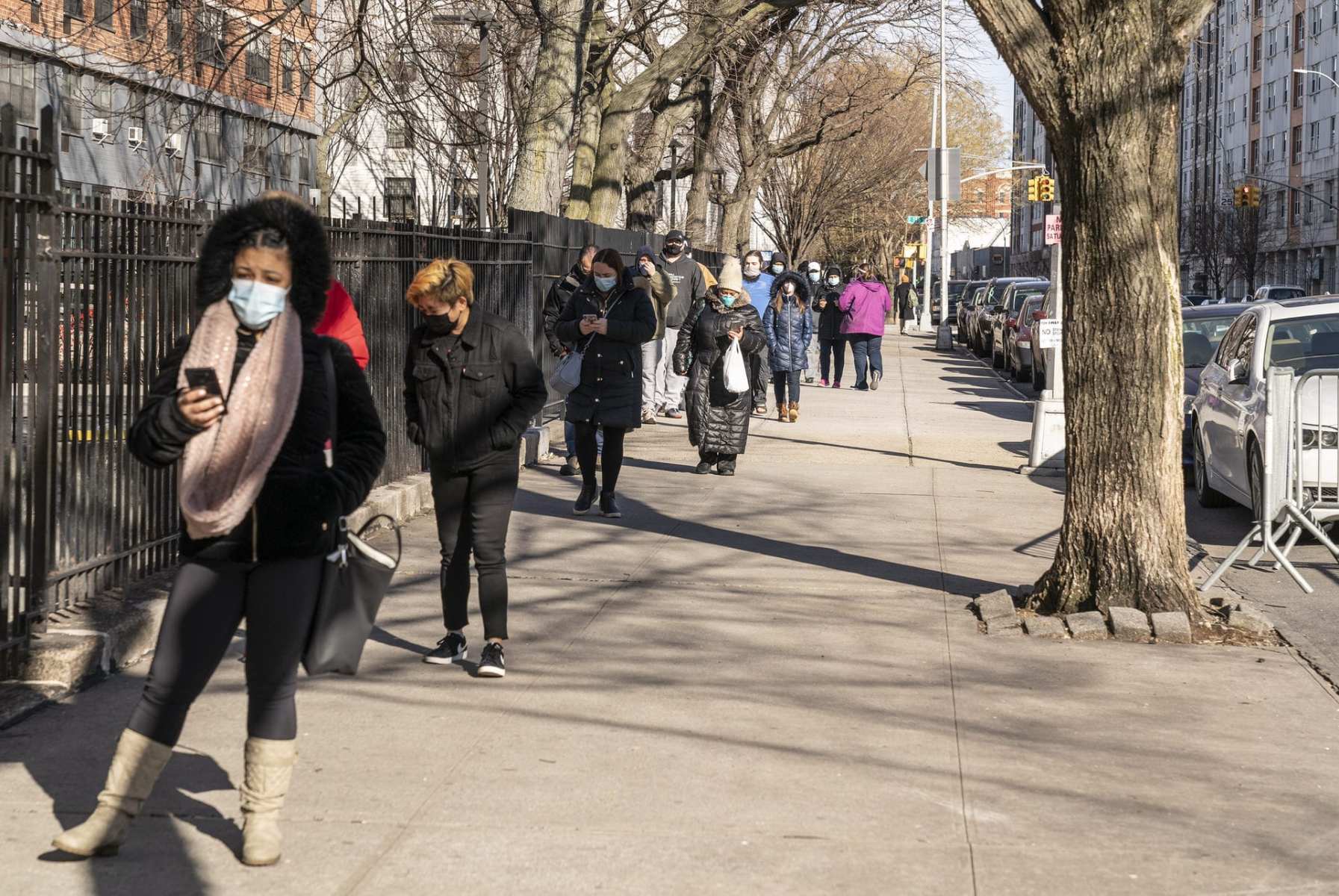 A line of people queued up to the COVID-19 vaccine.