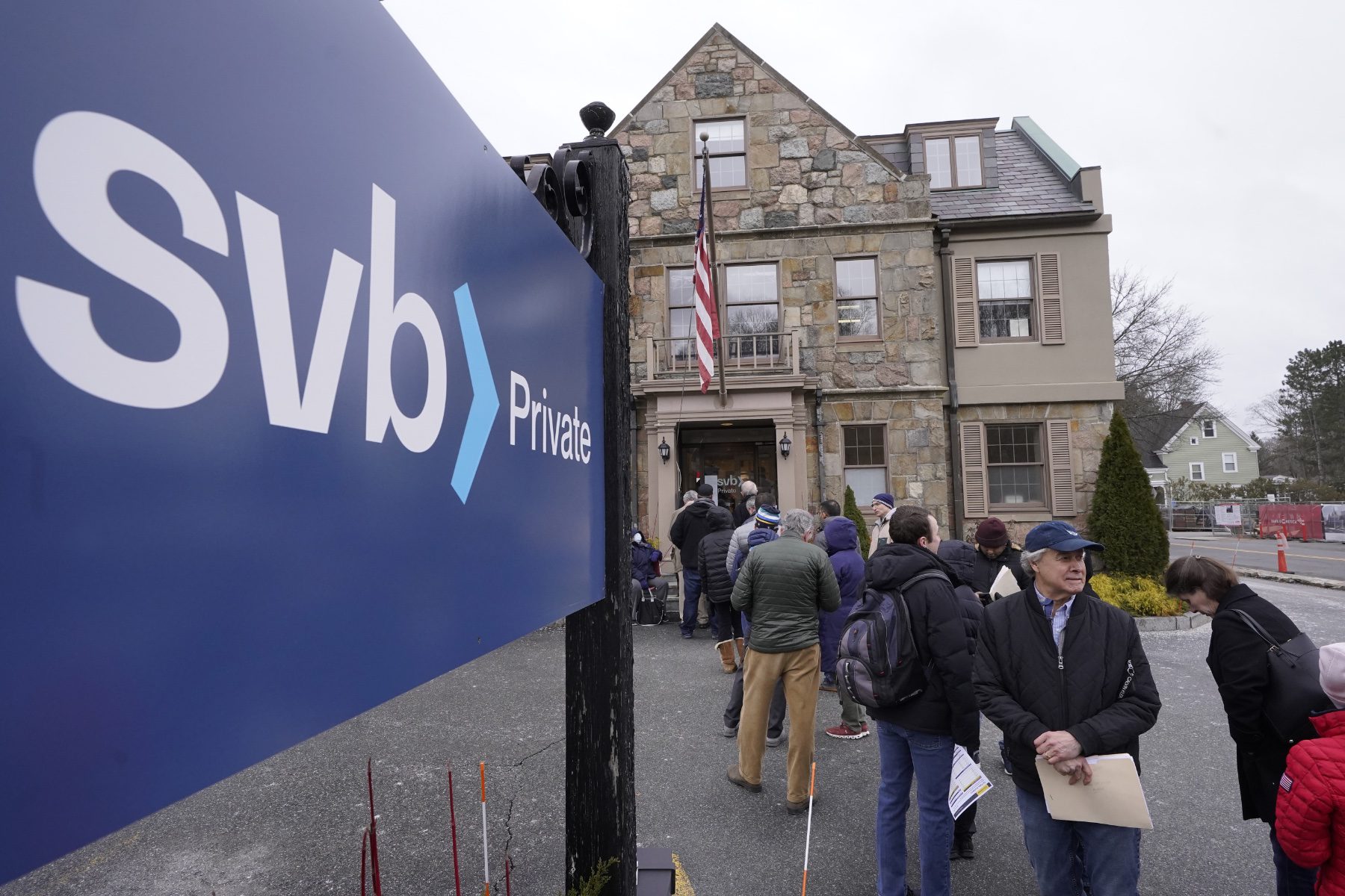 Customers and bystanders form a line outside a Silicon Valley Bank branch location.