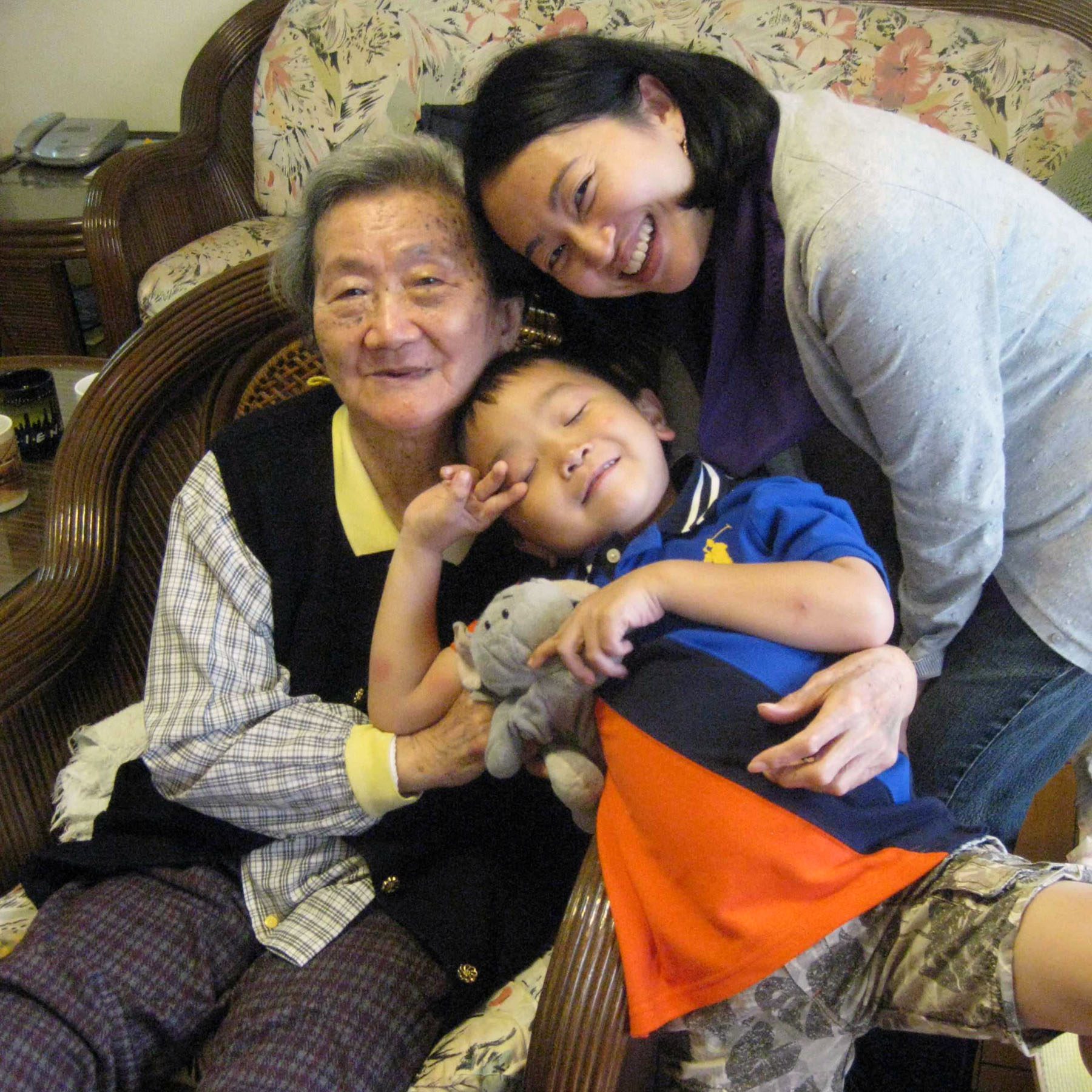 Flora, her nainai and her son pose for a picture together.